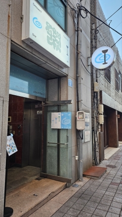 제주 "마음의 실루엣"...책과 칵테일이 어우러진 감각적인 공간